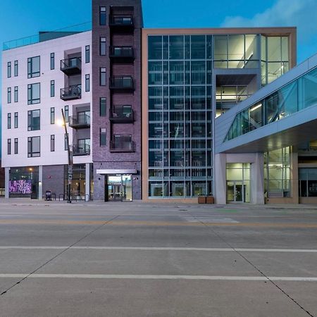 Modern 1Br Apt With Skywalk To Fiserv, Rooftop, And Parking Milwaukee Exterior photo