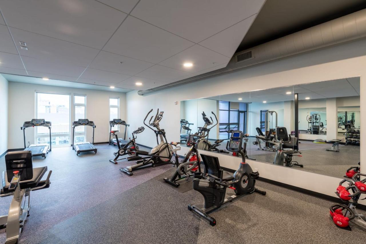 Flexhome Skywalk To Fiserv U4 With Rooftop, Gym, And Parking Milwaukee Exterior photo
