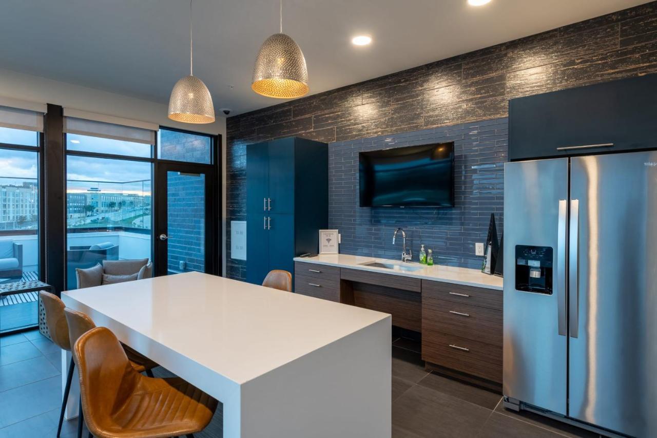 Modern 1Br Apt With Skywalk To Fiserv, Rooftop, And Parking Milwaukee Exterior photo
