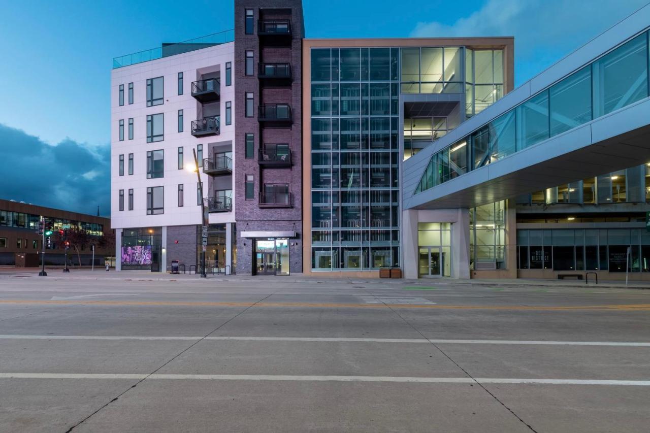 Flexhome Skywalk To Fiserv U4 With Rooftop, Gym, And Parking Milwaukee Exterior photo