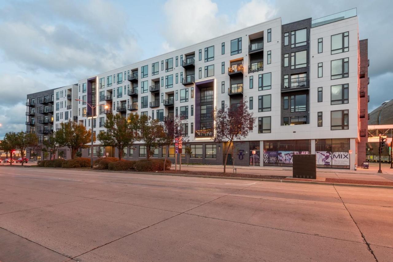 Flexhome Skywalk To Fiserv U4 With Rooftop, Gym, And Parking Milwaukee Exterior photo