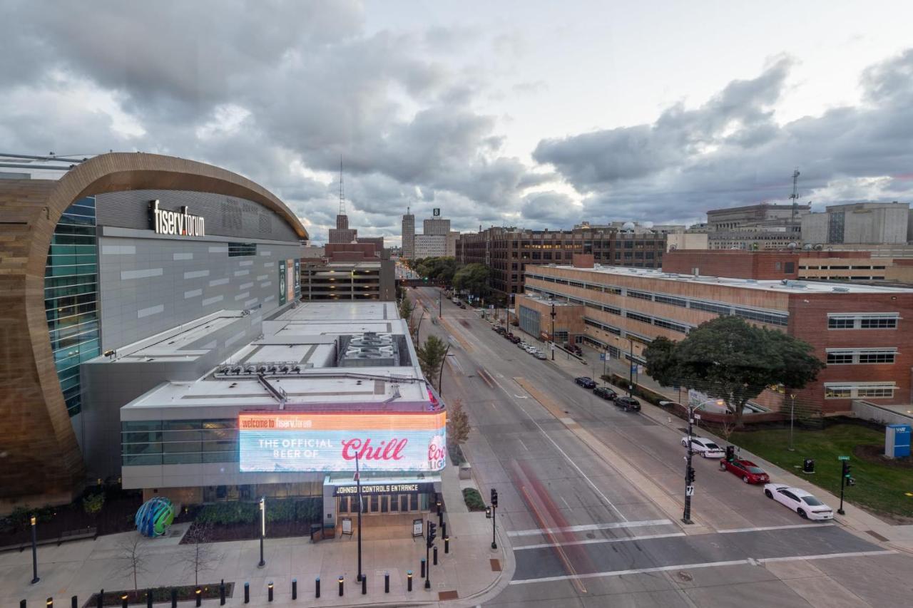Flexhome Skywalk To Fiserv U4 With Rooftop, Gym, And Parking Milwaukee Exterior photo