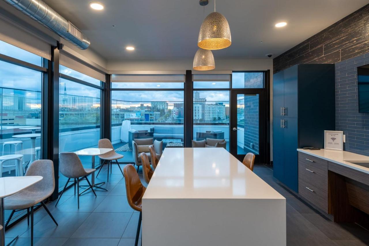 Flexhome Skywalk To Fiserv U4 With Rooftop, Gym, And Parking Milwaukee Exterior photo