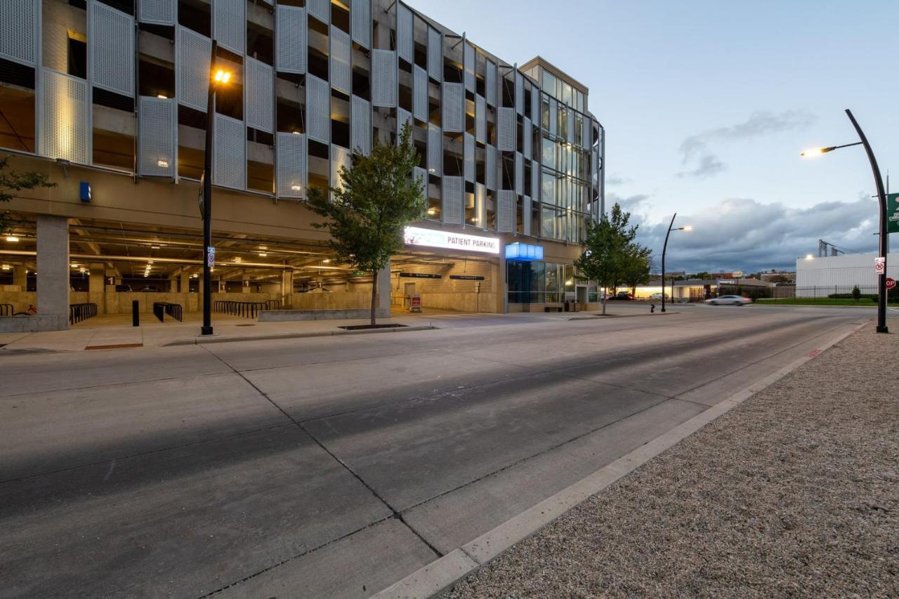 Flexhome Skywalk To Fiserv U4 With Rooftop, Gym, And Parking Milwaukee Exterior photo