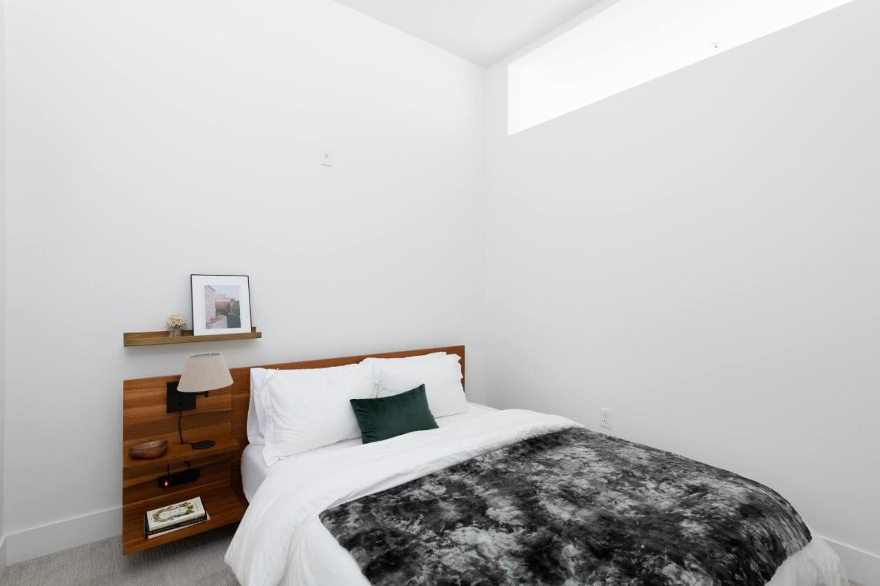 Flexhome Skywalk To Fiserv U4 With Rooftop, Gym, And Parking Milwaukee Exterior photo