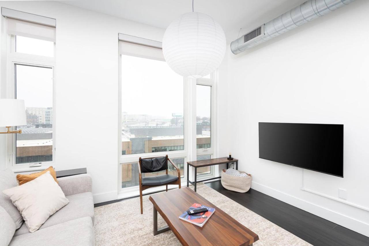 Modern 1Br Apt With Skywalk To Fiserv, Rooftop, And Parking Milwaukee Exterior photo